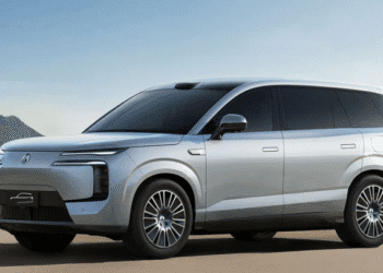 BYD випустив потужний електрифікований кросовер для сім’ї із запасом ходу 1300 км (ФОТО)