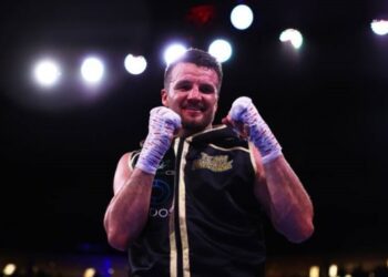 Британський боксер оцінив шлях Ломаченка у професійному боксі