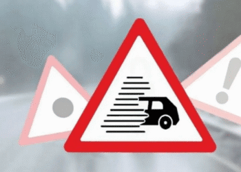 Про що говорить новий дорожній знак зі смугами і авто: водіям радять бути насторожі