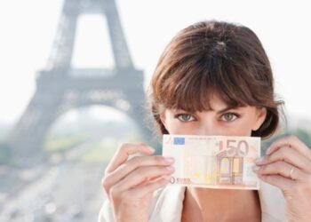 Євро “ослаб” через політичну кризу у Франції