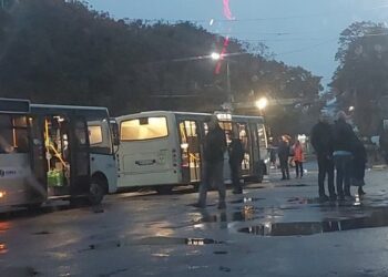 Потяг “Київ – Суми” замість п’яти годин їхав 15. Пасажирів частину шляху везли автобусами