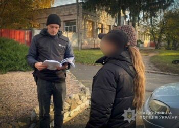 На Конотопщині поліцейські повідомили жінці про підозру у неза конному придбанні психотропної речовини
