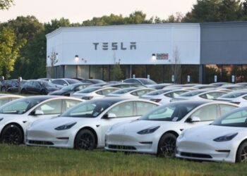 Tesla відкликає 13 тисяч авто через дефект акумулятора