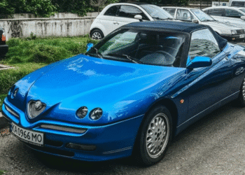 Рідкісний італійський родстер 90-х помічений на вулицях осіннього Києва (ФОТО)