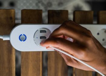 Які прилади треба вимикати з розетки, виходячи з дому: через них ви платите на 30% більше