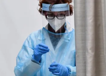 Японські вчені виявили біологічну причину тривалого “затуманення” мозку при COVID-19