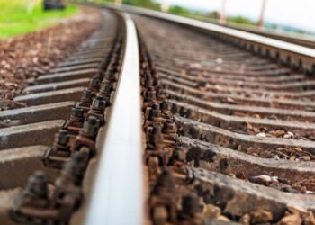 Коли на залізниці йшли відновлювальні роботи, ворог атакував повторно: поранення отримав житель Конотопщини