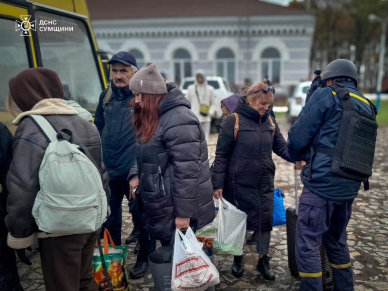На Конотопщині пасажири одного з приміських потягів доїджали до зупинки автобусами