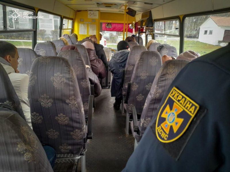 На Конотопщині пасажири одного з приміських потягів доїджали до зупинки автобусами