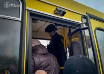 На Конотопщині пасажири одного з приміських потягів доїджали до зупинки автобусами