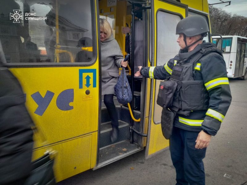 На Конотопщині пасажири одного з приміських потягів доїджали до зупинки автобусами