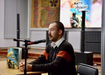 Письменник з Конотопського району презентував книгу про загиблих захисників «Життя, обірвані війною»