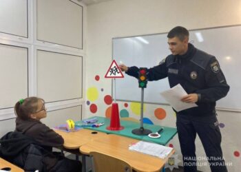Поліцейський Шосткинщини продовжують навчати школярів правилам дорожнього руху