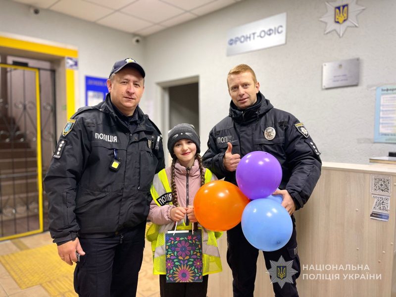 Шосткинські поліцейські влаштували для школярки Поліни день знайомства з професією правоохоронця