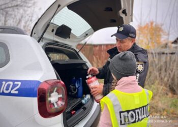 Шосткинські поліцейські влаштували для школярки Поліни день знайомства з професією правоохоронця
