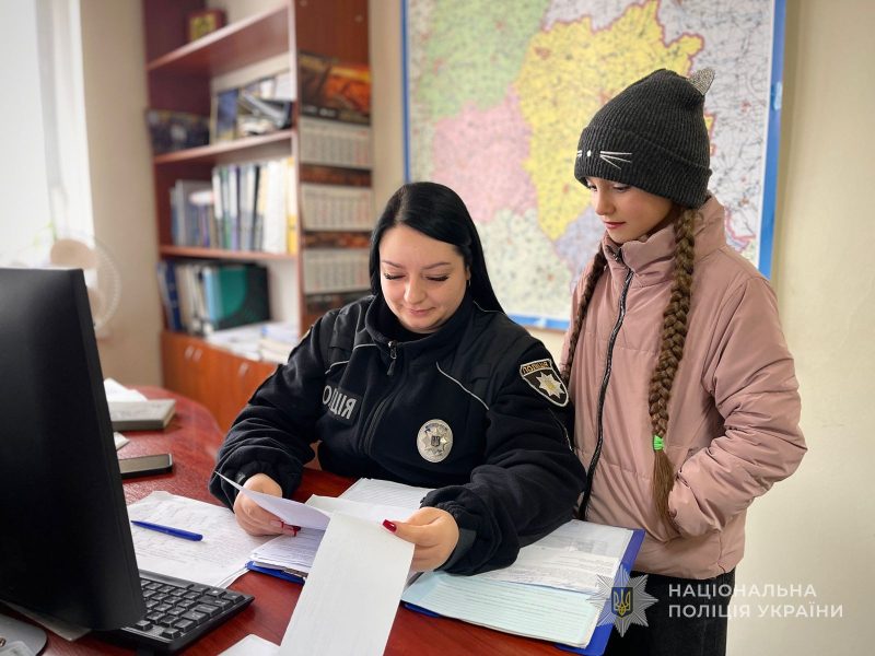 Шосткинські поліцейські влаштували для школярки Поліни день знайомства з професією правоохоронця