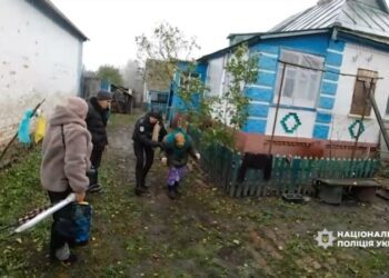 Спецпідрозділ «Білий янгол» евакуював з прикордоння Сумщини 100-річну бабусю + Відео