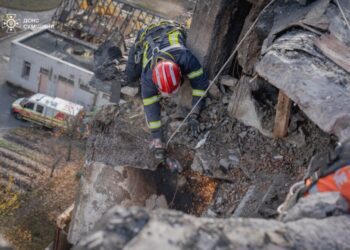 Сумські рятувальники цілий день допомагали відновлювати пошкоджені будинки (відео)