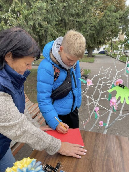 У День Захисників України у Конотопі розквітло «Дерево подяки»