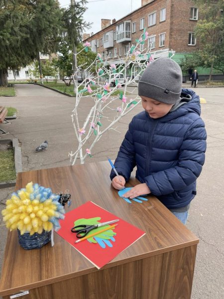 У День Захисників України у Конотопі розквітло «Дерево подяки»