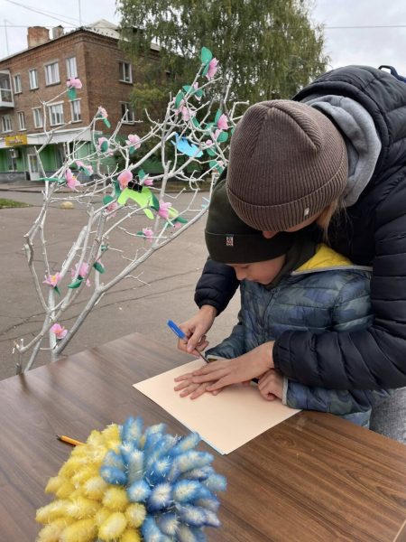 У День Захисників України у Конотопі розквітло «Дерево подяки»