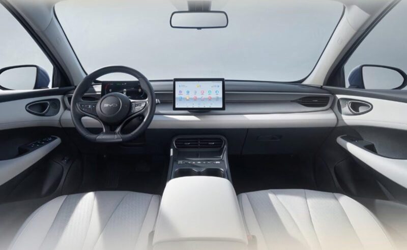 У Китаї представили дешевий гібридний седан із запасом ходу 2000 км (фото)