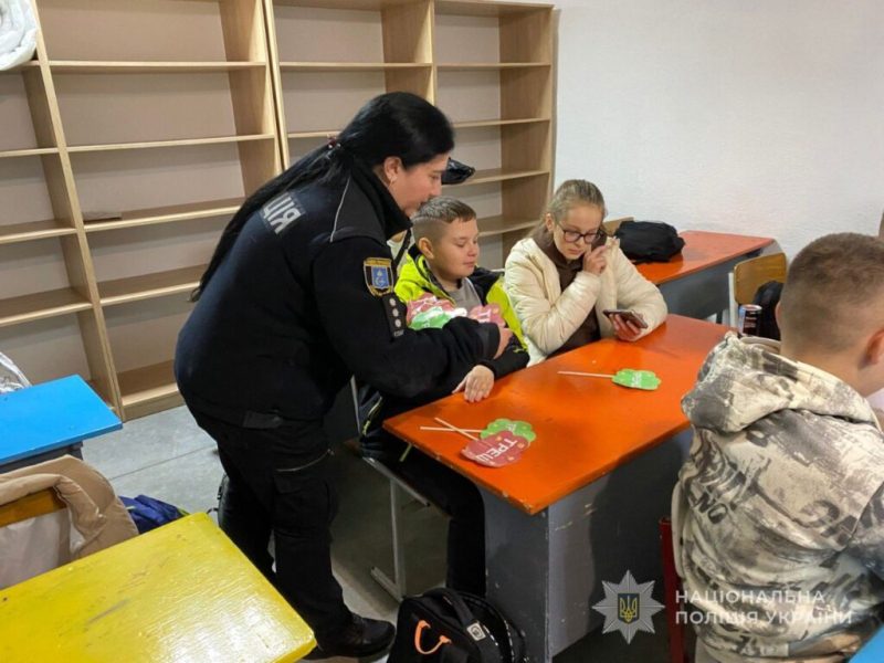 У Конотопі ювенальні поліцейські застерегли учнів від вчинення правопорушень