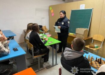У Конотопі ювенальні поліцейські застерегли учнів від вчинення правопорушень