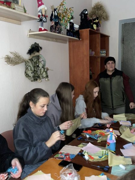 У Конотопі пройшов майстер-клас «Мотанка в стилі Малевича»