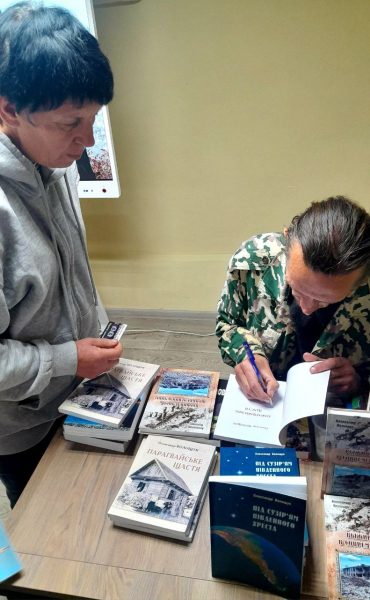 У Конотопській бібліотеці відбулась літературна зустріч із письменником-мандрівником Олександром Волощуком