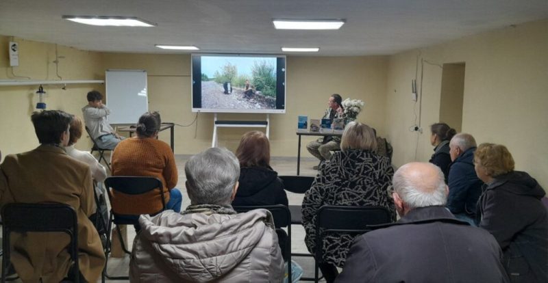 У Конотопській бібліотеці відбулась літературна зустріч із письменником-мандрівником Олександром Волощуком