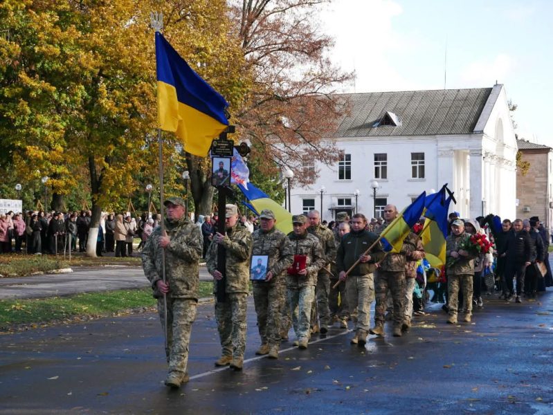 У Ромнах попрощалися з 27-річним Захисником Сергієм Карпенком, який загинув під Пісками