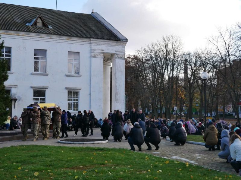 У Ромнах попрощалися з 27-річним Захисником Сергієм Карпенком, який загинув під Пісками