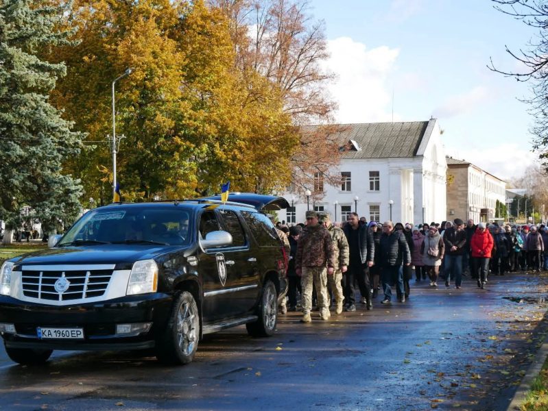 У Ромнах попрощалися з 27-річним Захисником Сергієм Карпенком, який загинув під Пісками