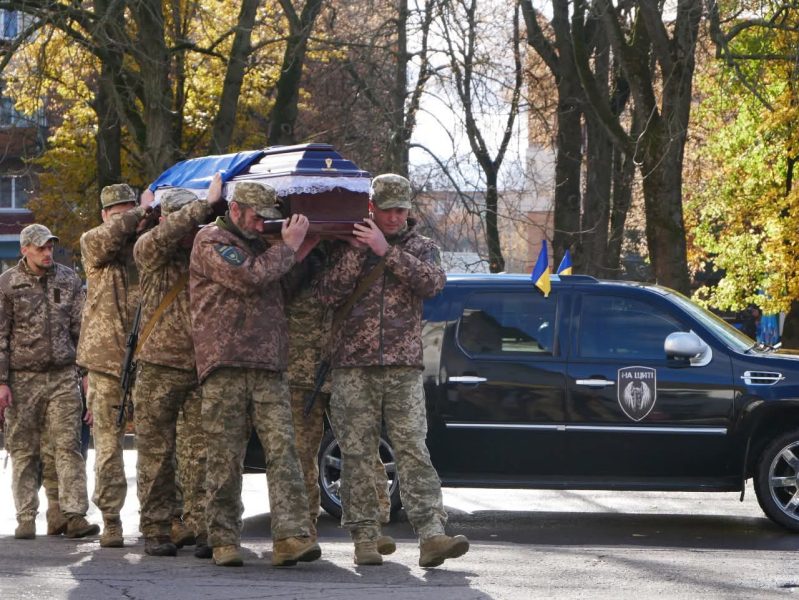 У Ромнах попрощалися з 27-річним Захисником Сергієм Карпенком, який загинув під Пісками