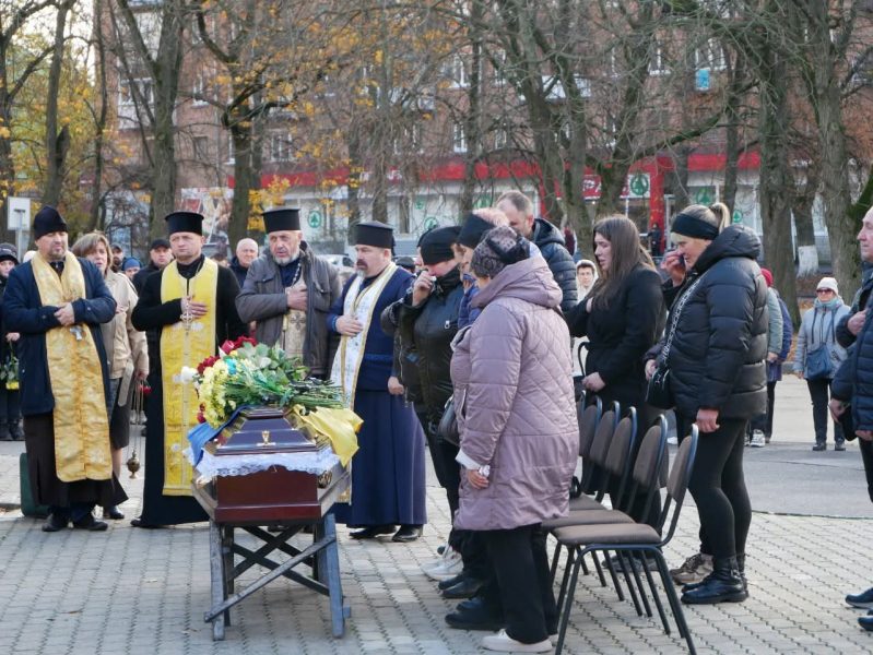 У Ромнах попрощалися з 27-річним Захисником Сергієм Карпенком, який загинув під Пісками