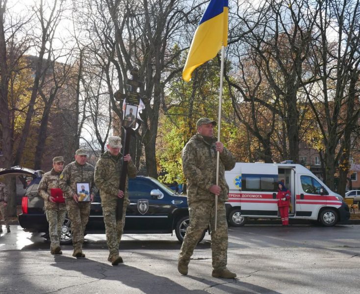 У Ромнах попрощалися з 27-річним Захисником Сергієм Карпенком, який загинув під Пісками