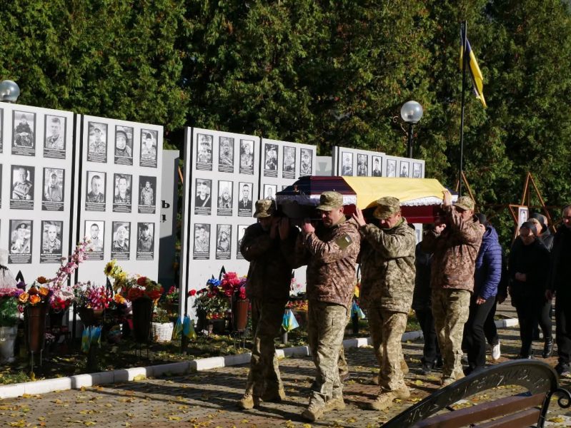 У Ромнах попрощалися з 27-річним Захисником Сергієм Карпенком, який загинув під Пісками