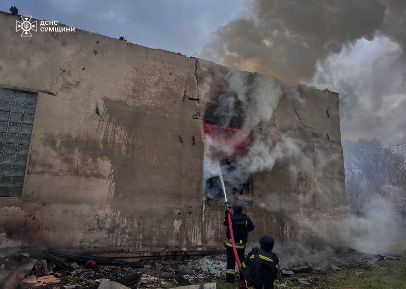 У Шосткинській громаді на місці ворожого удару виникла масштабна пожежа