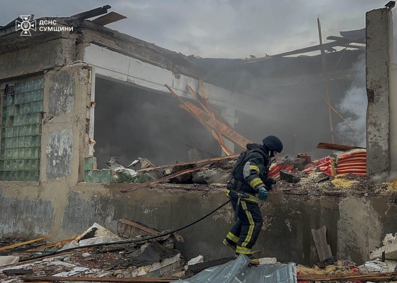 У Шосткинській громаді на місці ворожого удару виникла масштабна пожежа