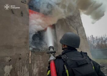 У Шосткинській громаді на місці ворожого удару виникла масштабна пожежа