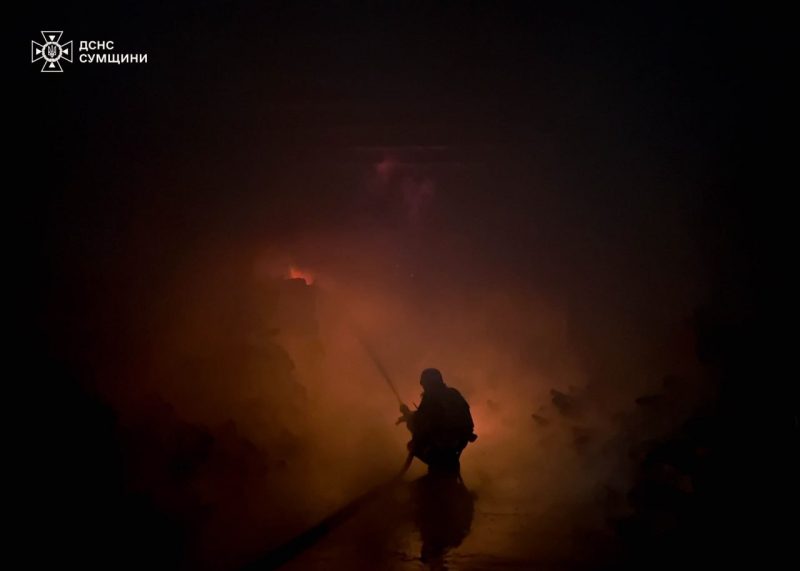 У Шосткинській громаді на місці ворожого удару виникла масштабна пожежа