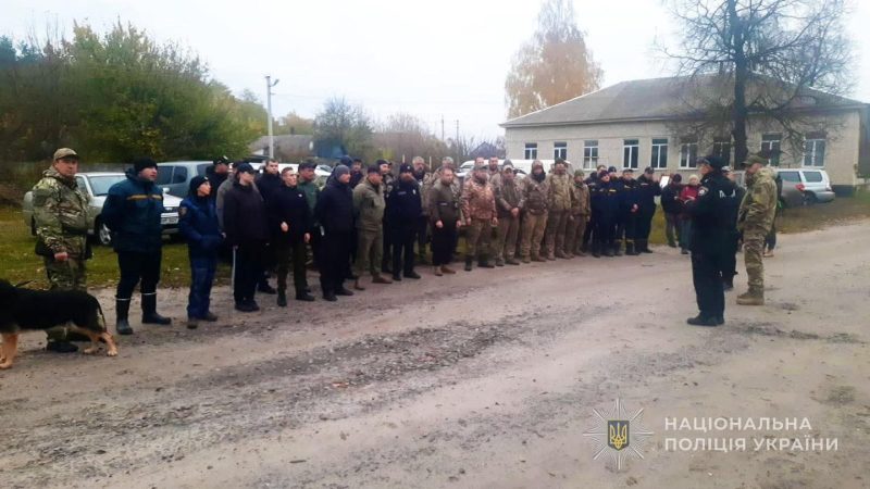 У сусідньому районі рятувальники з поліцейськими майже добу прочісували ліс у пошуках пенсіонерки, яка пішла по гриби і заблукала