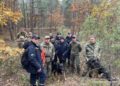У сусідньому районі рятувальники з поліцейськими майже добу прочісували ліс у пошуках пенсіонерки, яка пішла по гриби і заблукала