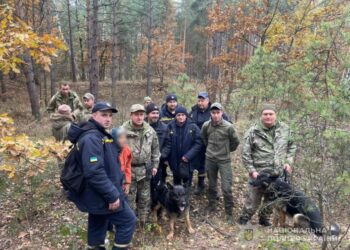 У сусідньому районі рятувальники з поліцейськими майже добу прочісували ліс у пошуках пенсіонерки, яка пішла по гриби і заблукала