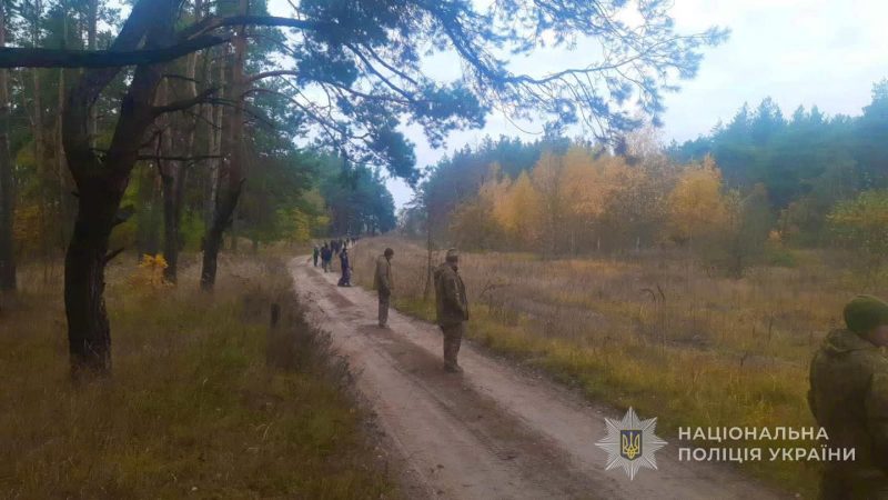 У сусідньому районі рятувальники з поліцейськими майже добу прочісували ліс у пошуках пенсіонерки, яка пішла по гриби і заблукала