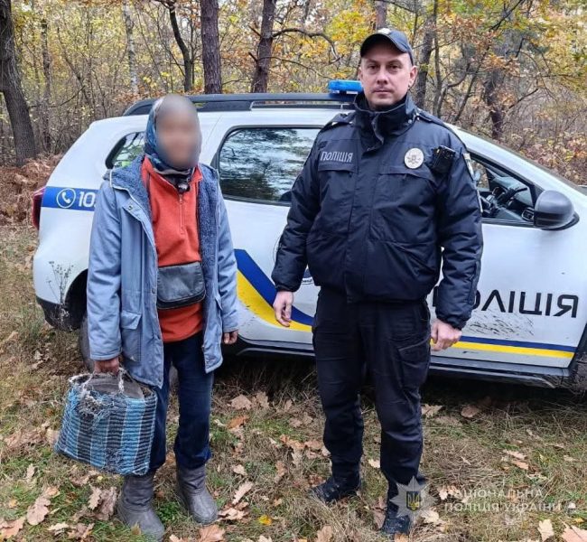 У сусідньому районі рятувальники з поліцейськими майже добу прочісували ліс у пошуках пенсіонерки, яка пішла по гриби і заблукала