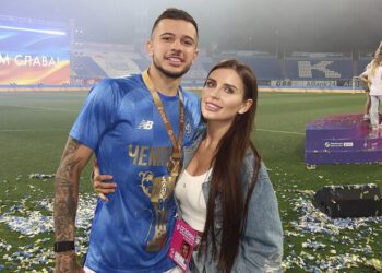 ВІДЕО. Футболіст Динамо дивився матч із Шахтарем на фан-секторі. Емоції