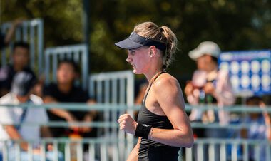 ВІДЕО. Як Ястремська боролася із намистом на шиї під час матчу з Рибакіною