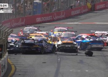 ВІДЕО. Масштабна аварія й завал у чемпіонаті Порше. Зійшло більше 10 машин